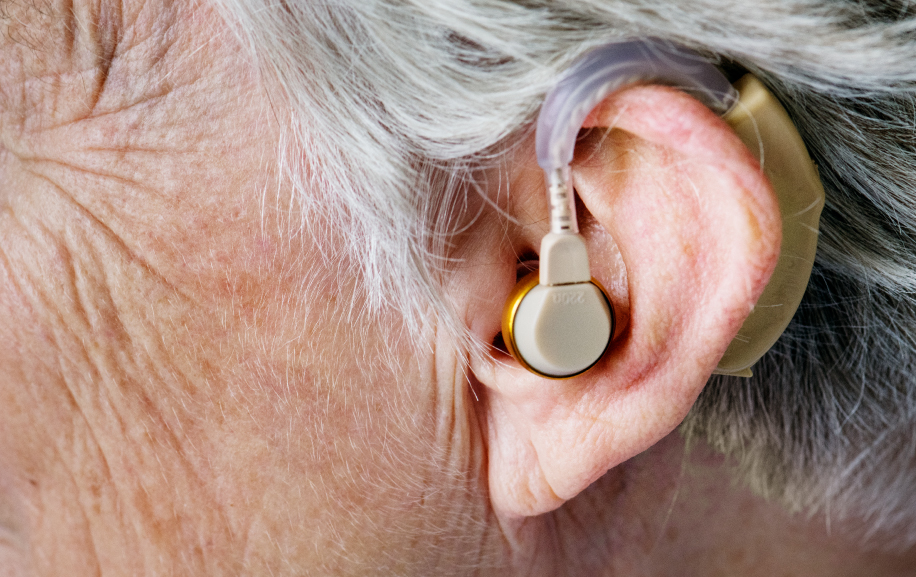 Audífonos en el adulto mayor: la importancia de usarlos